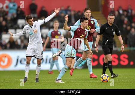 Swansea City's Tom Carroll e Burnley Jack del sughero in azione durante il match di Premier League al Liberty Stadium, Swansea. Foto Stock