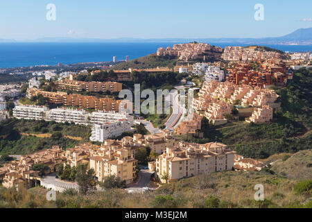 Navigazione La Cala de Mijas, Costa del Sol, provincia di Malaga, Andalusia, Spagna meridionale. Edifici di appartamenti da due a tre chilometri entroterra con viste sul mare. Foto Stock
