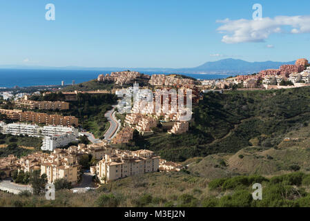 Navigazione La Cala de Mijas, Costa del Sol, provincia di Malaga, Andalusia, Spagna meridionale. Edifici di appartamenti da due a tre chilometri entroterra con viste sul mare. Foto Stock