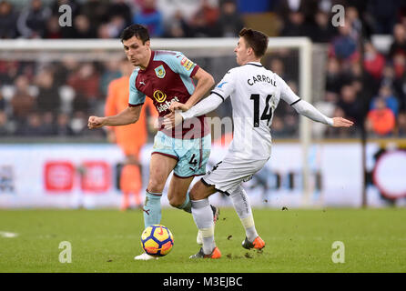 Swansea City's Tom Carroll e Burnley Jack del sughero (sinistra) battaglia per la palla durante il match di Premier League al Liberty Stadium, Swansea. Foto Stock