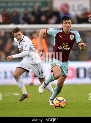 Swansea City's Tom Carroll (sinistra) e Burnley Jack della battaglia di sughero per la palla durante il match di Premier League al Liberty Stadium, Swansea. Foto Stock