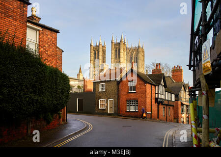 Cattedrale di Lincoln dietro le case nel centro di Lincoln Foto Stock