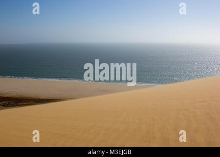 Porto di sandwich, dove il deserto incontra l'oceano, Namibia, Africa Foto Stock