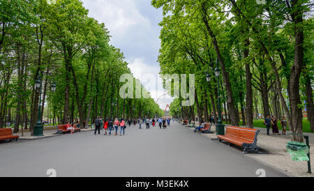 Kharkiv, Ucraina - 01 Maggio 2014: la gente camminare in un parco pubblico nel centro di Kharkiv Foto Stock