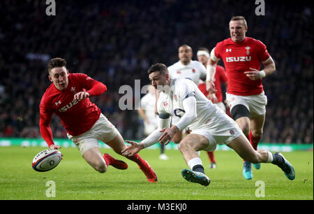 L'Inghilterra del Jonny può punteggi il suo lato della prima prova del gioco durante la NatWest 6 Nazioni corrispondono a Twickenham Stadium di Londra. Foto Stock