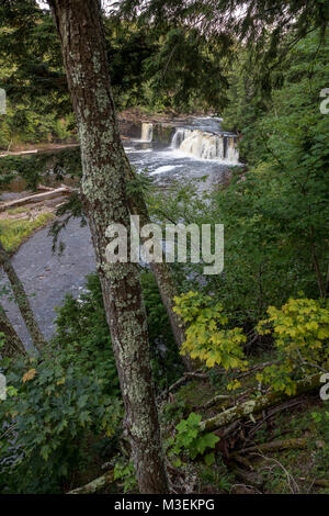 Wakefield, Michigan - Manabezho cade a Presque Isle fiume in contrada deserto montagna parco dello stato. Manabezho è il nome di un Ojibwa spiri Foto Stock