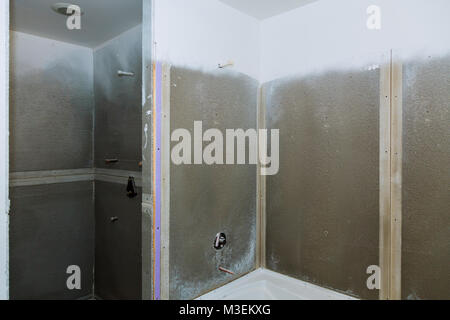 Finitura bagno nuovi appartamenti. Riparazione e installazione di impianti idraulici, rubinetti, acqua e la rete fognaria. bagno installazione Foto Stock