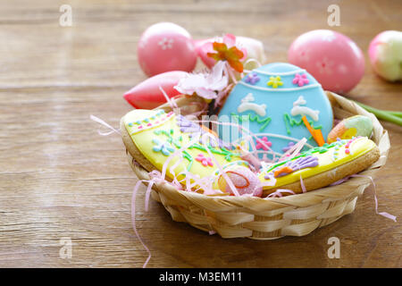 La pasqua i biscotti con la glassa colorata per tratta per la vacanza Foto Stock
