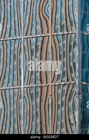 Distorto astratte riflessioni di un edificio in Windows di un altro Foto Stock