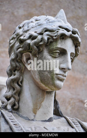 Roma, Italia - 18 Aprile 2009: Close up di una scultura in marmo di un angelo con le ali di bronzo da Raffaello da Montelupo era una volta sulla sommità della torre del Foto Stock