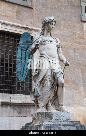 Roma, Italia - 18 Aprile 2009: la scultura in marmo di un angelo con le ali di bronzo da Raffaello da Montelupo era una volta sulla sommità della torre di Castel Sant'un Foto Stock
