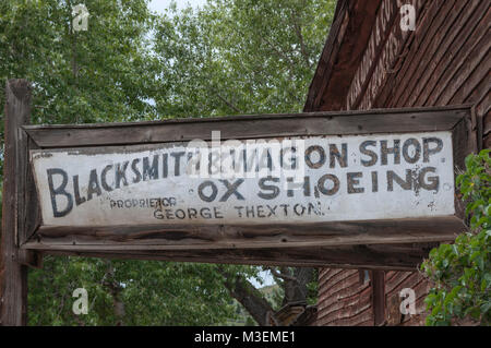 Virginia City, Nevada - Luglio 9, 2010: Virginia City è una Pietra Miliare Storica Nazionale ed è piena di vecchi edifici costruiti durante il 1800 mining boom. Foto Stock