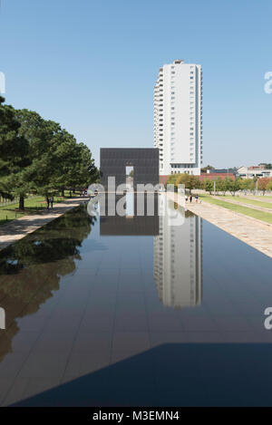 Oklahoma City, Oklahoma - 14 Ottobre 2015: Oklahoma City National Memorial riflettendo la piscina e le 9:03 Gate del tempo che simboleggia la speranza per la fu Foto Stock