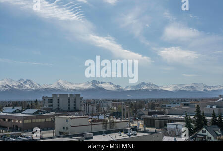 Cercando sui tetti del centro cittadino di Anchorage in Alaska verso il Chugach Mountains Foto Stock