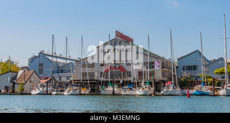 Vancouver, British Columbia / Canada - Luglio 21, 2010: Granville Island è una penisola attraverso False Creek e dal centro di Vancouver e una meta turistica molto Foto Stock