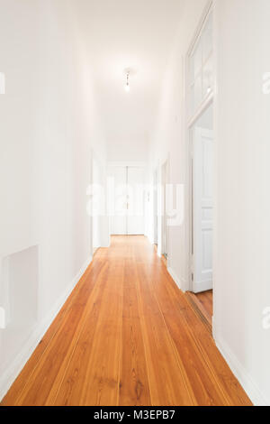 Corridoio vuoto nel recentemente rinnovato appartamento - Interni - Foto Stock