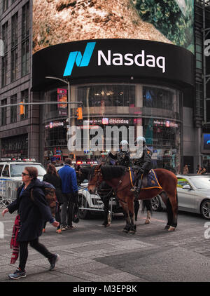 New York , New York, Stati Uniti d'America. Febbraio 1, 2018. Gli ufficiali a cavallo della pattuglia di NYPD Times Square nel centro cittadino di Manhattan Foto Stock