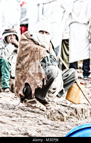 Etiopia,LALIBELA-CIRCA GENNAIO 2018--uomo non identificato a piedi genna celebrazione Foto Stock