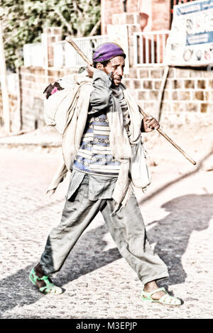 Etiopia,LALIBELA-CIRCA GENNAIO 2018--uomo non identificato a piedi genna celebrazione Foto Stock