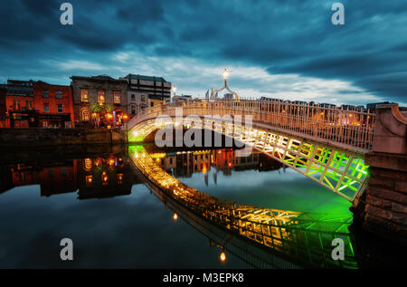 Ha'penny Bridge Dublin adottate nel 2015 Foto Stock