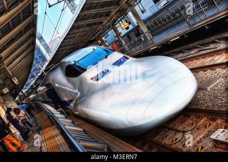 Il treno Shinkansen giapponese prese nel 2015 Foto Stock
