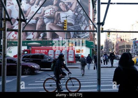 Costruzione di impalcature e cartelloni pubblicitari con i pedoni a E.Houstion Street e Crosby Street.nella zona di SoHo.Manhattan.New York City.USA Foto Stock