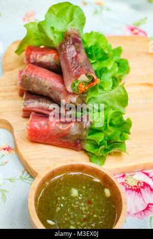 Rotolo di insalata per la salute, verdura fresca Primavera Rotolo, alimenti puliti, insalata per la perdita di peso. Foto Stock