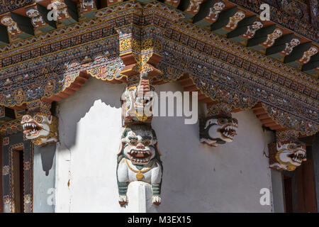 Phobjikha, Bhutan. Gangte monastero (Goemba), sculture che rappresentano leoni di neve. Foto Stock