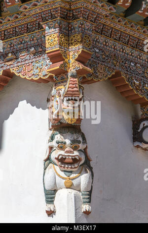 Phobjikha, Bhutan. Gangte monastero (Goemba), sculture che rappresentano leoni di neve. Foto Stock