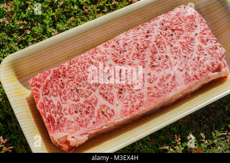 Materie Wagyu carni bovine di sedersi su un bordo, foto ha preso a casa cucina Foto Stock