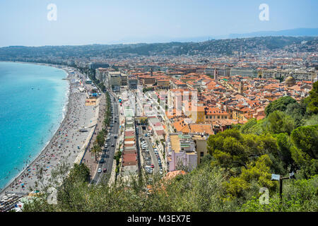 Francia, dipartimento Alpes-Maritime, Côte d'Azur, in vista del bel mare e il Cours Saleya mercato da Castle Hill Foto Stock