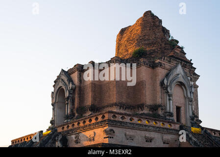 Antica pagoda in Chedi Luang tempio. Chiang Mai, Thailandia. Foto Stock