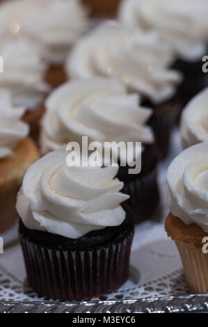 Tortini di cioccolato con crema di burro alla vaniglia glassa Foto Stock