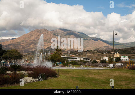 Sierra Nevadas, mount Bermeja visto da Estepona Foto Stock