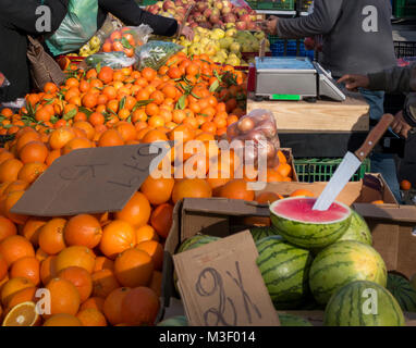 Persone presso la città di mercato di frutta e verdura, dove le persone possono acquistare e vendere prodotti freschi locali a Tarragona Catalogna Foto Stock