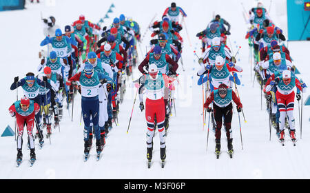 Norvegia Johannes Hoesflot Klaebo conduce la massa per iniziare la mens 15km + 15km Skiathlon al Alpensia Centro Sci Fondo durante il giorno due di PyeongChang 2018 Giochi Olimpici Invernali in Corea del Sud. Foto Stock