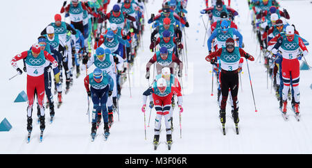 Norvegia Johannes Hoesflot Klaebo conduce la massa per iniziare la mens 15km + 15km Skiathlon al Alpensia Centro Sci Fondo durante il giorno due di PyeongChang 2018 Giochi Olimpici Invernali in Corea del Sud. Foto Stock