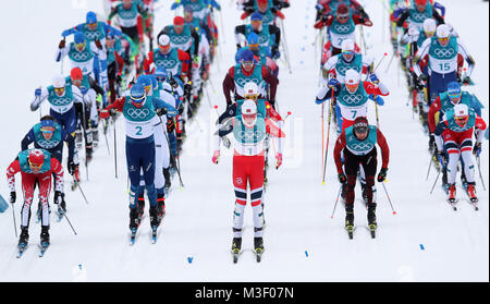 Norvegia Johannes Hoesflot Klaebo conduce la massa per iniziare la mens 15km + 15km Skiathlon al Alpensia Centro Sci Fondo durante il giorno due di PyeongChang 2018 Giochi Olimpici Invernali in Corea del Sud. Foto Stock