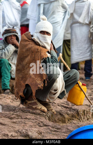 Etiopia,LALIBELA-CIRCA GENNAIO 2018--uomo non identificato a piedi genna celebrazione Foto Stock