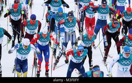 Stati Uniti d'America's Erik Bjornsen nel bel mezzo della Messa per iniziare la mens 15km + 15km Skiathlon al Alpensia Centro Sci Fondo durante il giorno due di PyeongChang 2018 Giochi Olimpici Invernali in Corea del Sud. Foto Stock