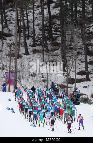 Avvio di massa per la mens 15km + 15km Skiathlon al Alpensia Centro Sci Fondo durante il giorno due di PyeongChang 2018 Giochi Olimpici Invernali in Corea del Sud. Foto Stock