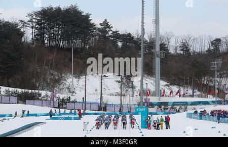 Vista generale della Messa di inizio del Mens 15km + 15km Skiathlon al Alpensia Centro Sci Fondo durante il giorno due di PyeongChang 2018 Giochi Olimpici Invernali in Corea del Sud. Foto Stock