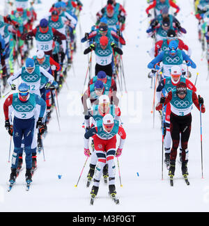 Norvegia Johannes Hoesflot Klaebo conduce la massa per iniziare la mens 15km + 15km Skiathlon al Alpensia Centro Sci Fondo durante il giorno due di PyeongChang 2018 Giochi Olimpici Invernali in Corea del Sud. Foto Stock