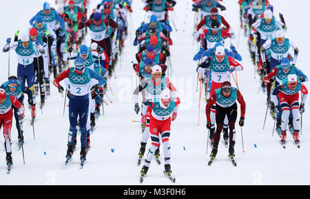 Norvegia Johannes Hoesflot Klaebo conduce la massa per iniziare la mens 15km + 15km Skiathlon al Alpensia Centro Sci Fondo durante il giorno due di PyeongChang 2018 Giochi Olimpici Invernali in Corea del Sud. Foto Stock