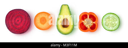 Isolati pezzi di vegetali. Freschi fette di verdure (barbabietole, carote, avocado, peperone, cetriolo) in una fila, vista dall'alto, isolato su bianco backgro Foto Stock