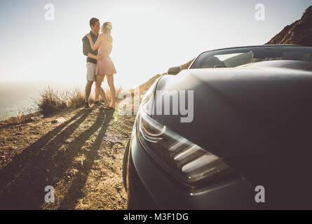 Momento romantico sulla scogliera a Malibu. Paio di guardare il panorama dalle loro auto Foto Stock