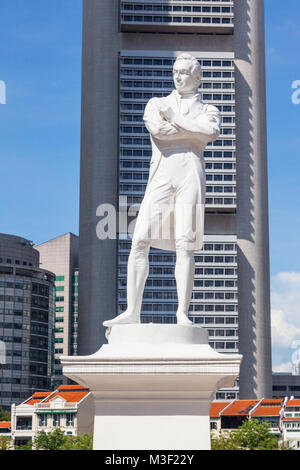 La statua di Sir Thomas Stamford Raffles a Singapore, sorge sul luogo dove egli sbarcati per la prima volta a Singapore il 28 gennaio 1819. Foto Stock