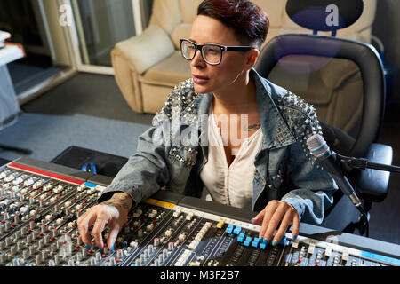 Malinconici regia del suono utilizzando il mixer audio in studio Foto Stock