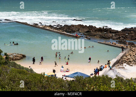 Una piscina di acqua salata a Kogel Bay resort su False Bay, Western Cape, Sud Africa. Foto Stock