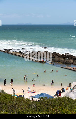 Una piscina di acqua salata a Kogel Bay resort su False Bay, Western Cape, Sud Africa. Foto Stock